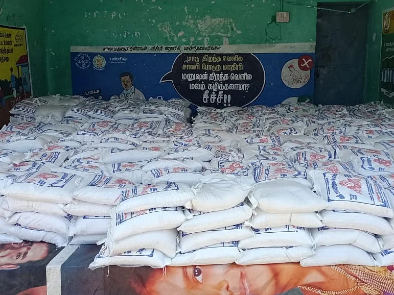 `1,000 குடும்பங்களுக்கு தலா 10 கிலோ அரிசி!' -சிவகங்கையில் 3 கிராம மக்களை நெகிழ வைத்த தொழிலதிபர்