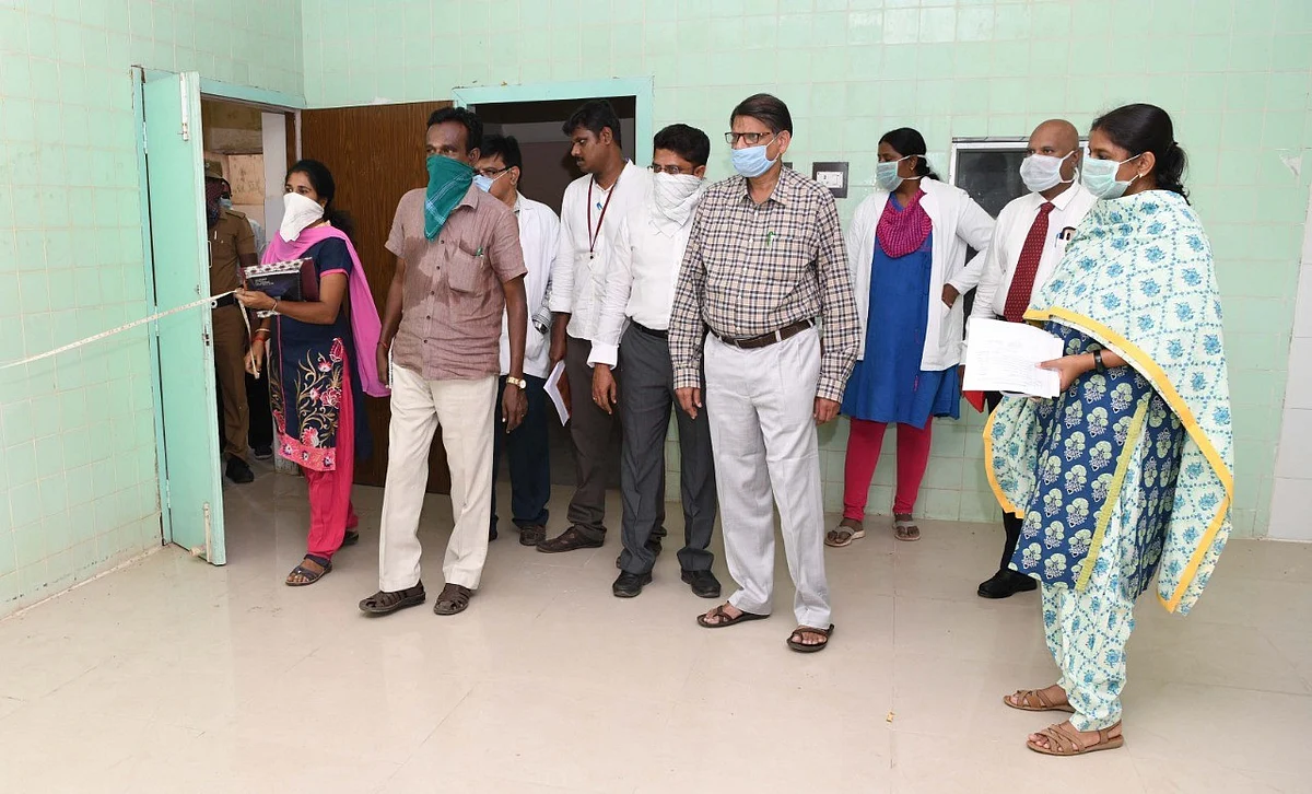 கொரோனா சிறப்பு சிகிச்சை வார்டை ஆய்வு செய்த கலெக்டர்