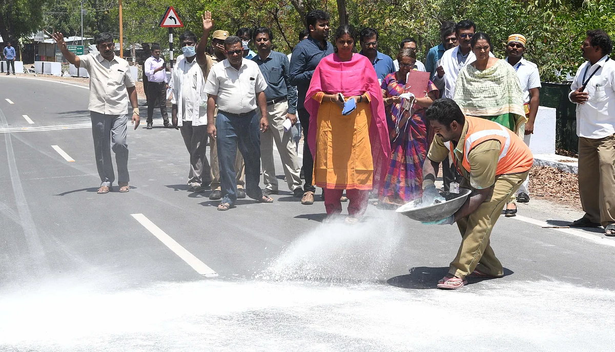 சாலையில் குளோரின் பவுடர் போடப்பட்டது.