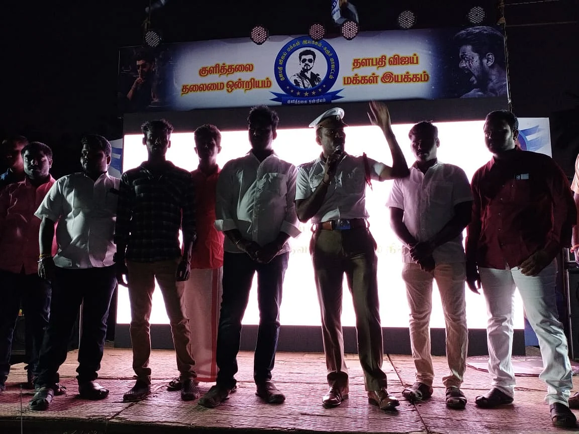 `கொரோனா' விழிப்புணர்வு மேடையான `மாஸ்டர்' மேடை! -ரசிகர்களைக் கவர்ந்த டிராஃபிக் இன்ஸ்பெக்டர்