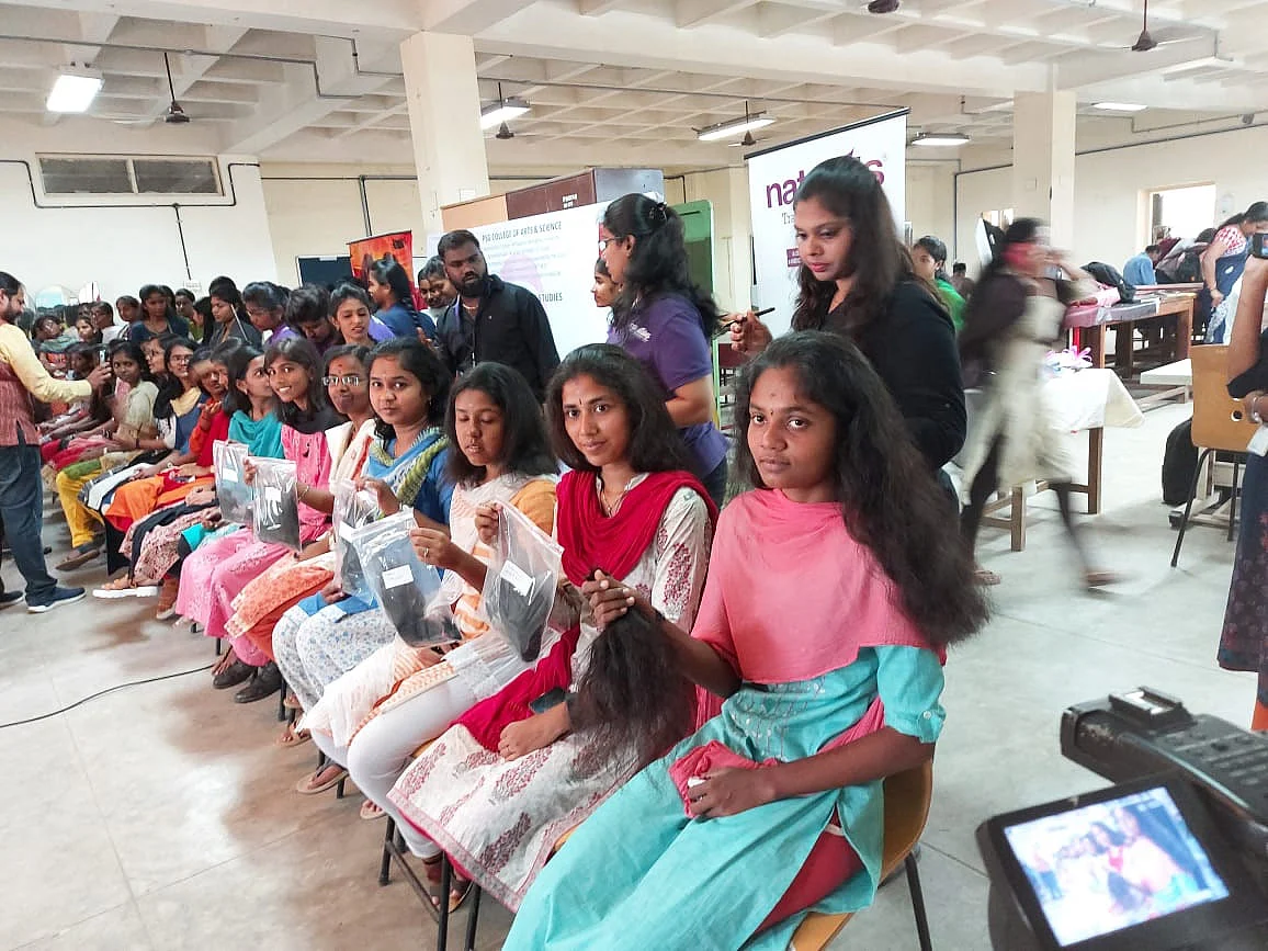 `எங்களுக்கு முடி.. அவர்களுக்கு சந்தோஷம்!’ -புற்றுநோயாளிகளுக்கு முடிதானம் செய்த மாணவிகள் நெகிழ்ச்சி