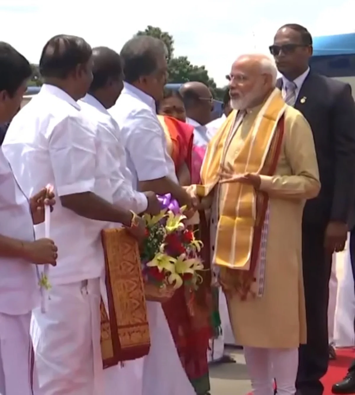 மோடியை ஏர்போர்ட்டில் வரவேற்கும் வாசன்
