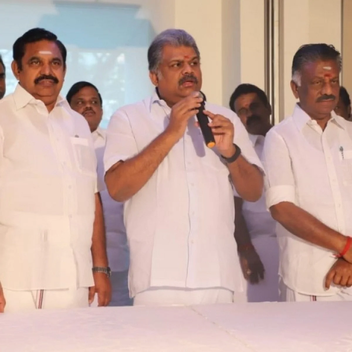 முதல்வருடன் ஜி.கே.வாசன்