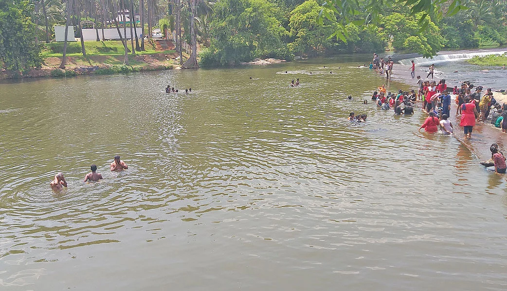 ஆழியார் அணைக்கட்டுக்குப் பின்பக்கம் இப்படியொரு அற்புதமான குளியல் ஸ்பாட்...