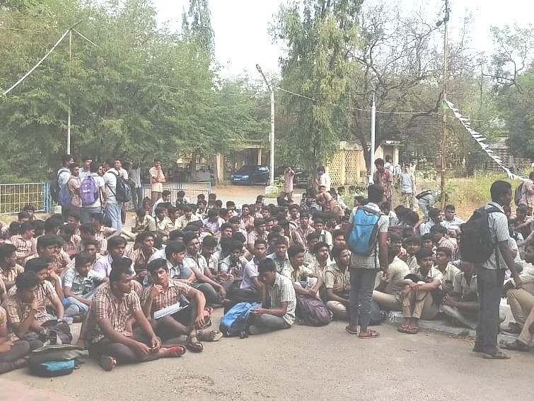 ‘காலில் விழுந்து மன்னிப்பு கேட்கட்டும்!’ - நூலகரின் அத்துமீறலால் கொந்தளித்த வேலூர் மாணவிகள்