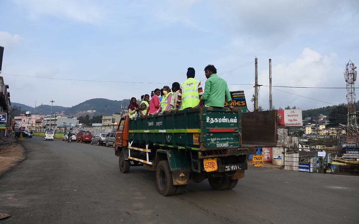 `குப்பை லாரியில் கூட்டம் கூட்டமாக தூய்மைப் பணியாளர்கள்!' -கண்டனத்துக்கு ஆளான ஊட்டி நகராட்சி #corona