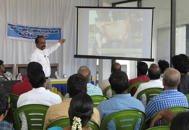 படங்களுடன் பாடம் எடுக்கும் குமாரவேல்