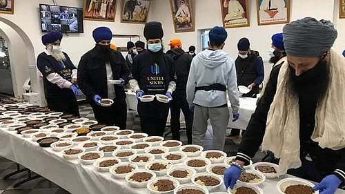 நியூயார்க்கில் உணவு தயாரிக்கும் இந்தியர்கள்