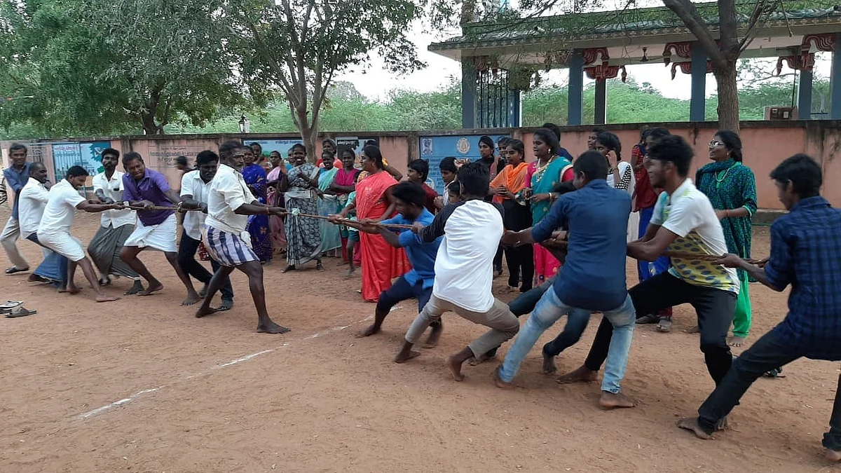 `சுத்தம், சேவை, கரிசனம், கலந்துரையாடல்..!' -கிராமத்தைக் கலக்கிய காரைக்குடி மாணவர்கள்#MyVikatan