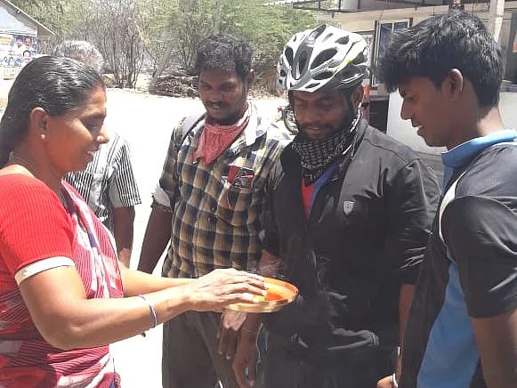 `டெல்லியில் நரக வேதனை அனுபவித்தேன்!’ - உருளைக்கிழங்கு லாரியில் ஊர் திரும்பிய வேலூர் சைக்கிளிஸ்ட்