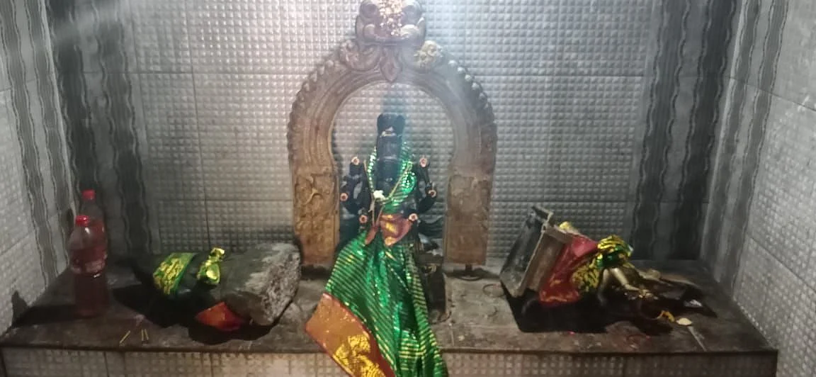 சேதப்படுத்தப்பட்ட அம்மன் சிலைகள்