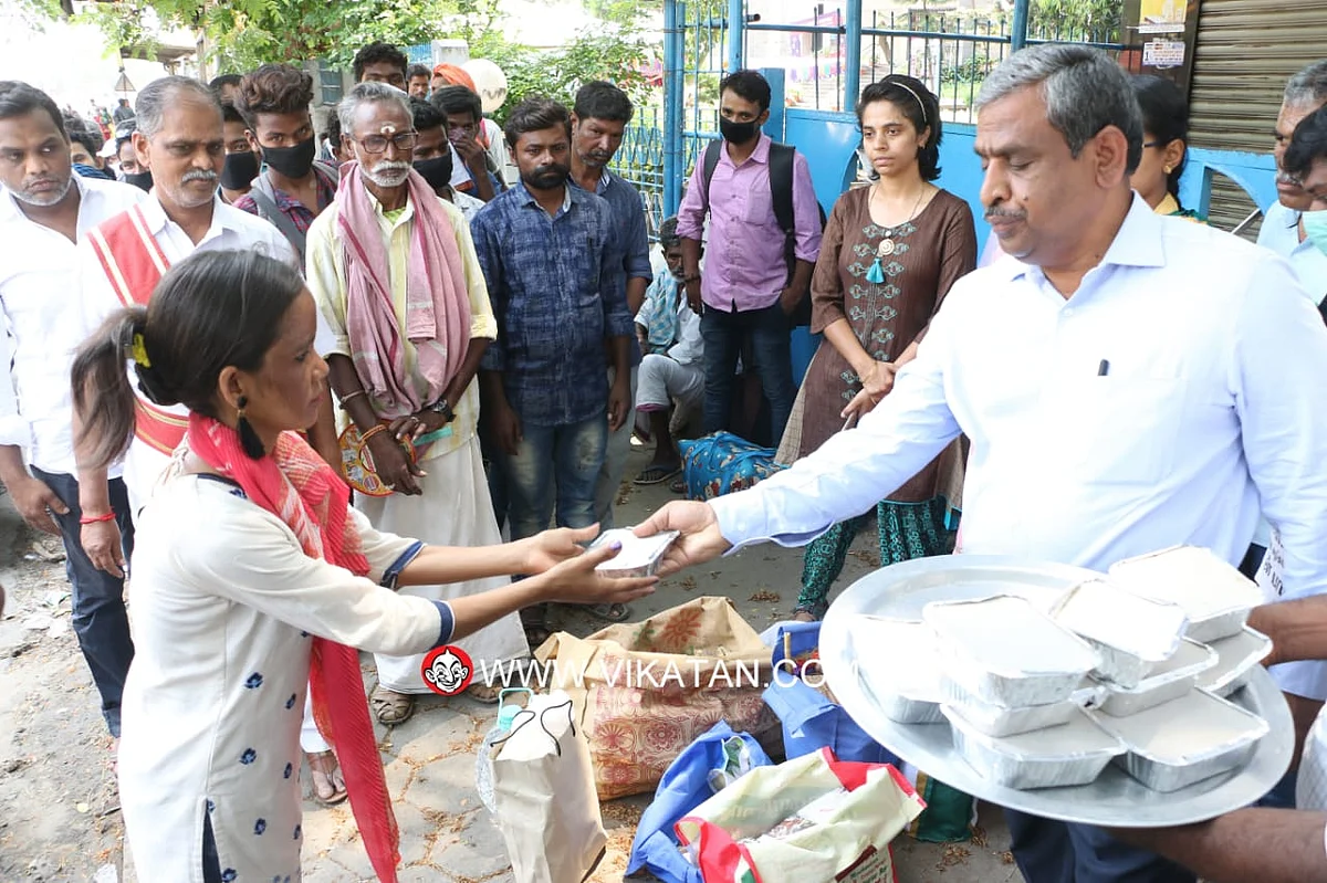 உணவு வழங்கும் ஆட்சியர்