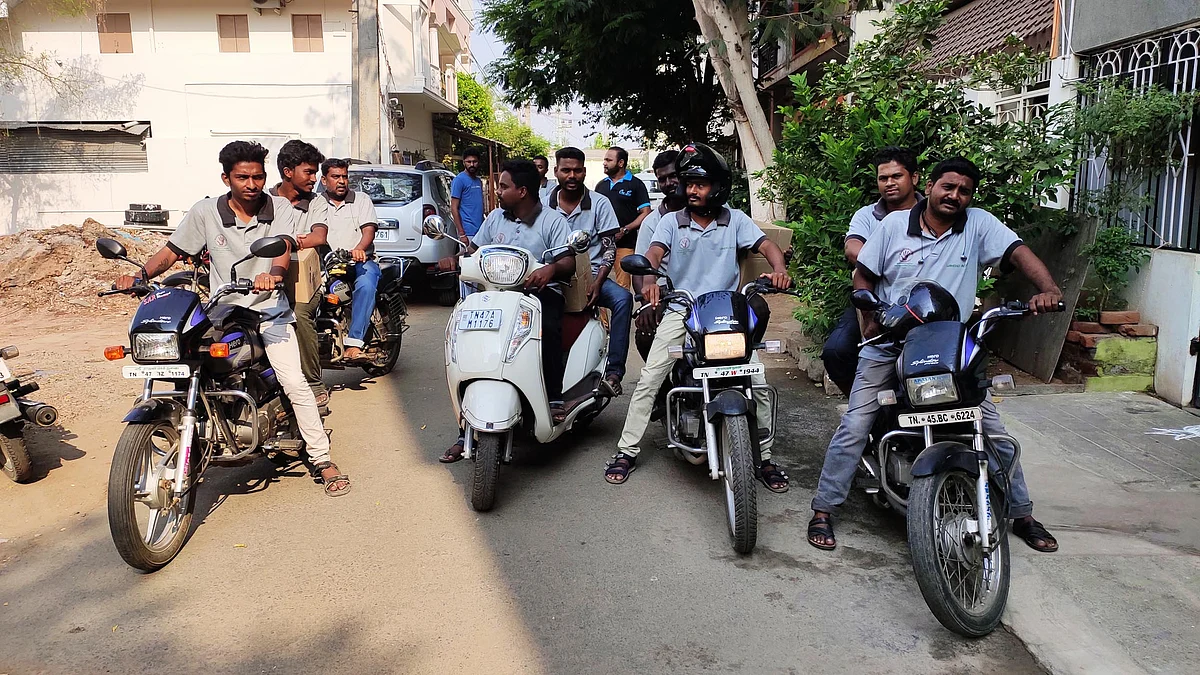 சாப்பாடு வழங்கிய இளைஞர்கள்