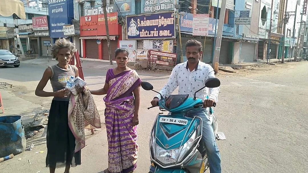 மனநிலை பாதிக்கப்பட்டவருக்கு உணவு கொடுத்த தன்னார்வலர்கள்