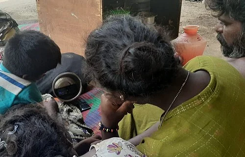 செல்போனில் படம் பார்க்கும் குடும்பம்