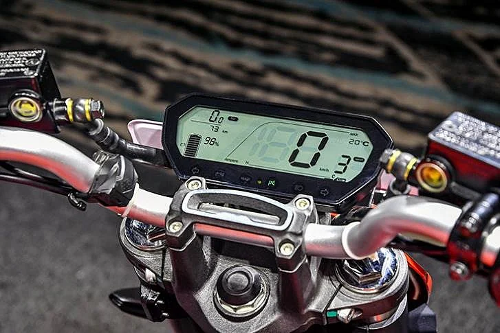 ரிவோல்ட் RV400