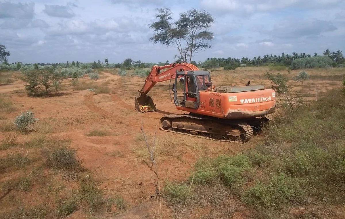 ஏரியில் பொக்லைன் எந்திரம்