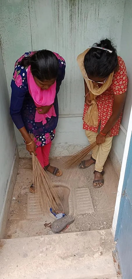சுகாதாரப் பணியில் மாணவிகள்