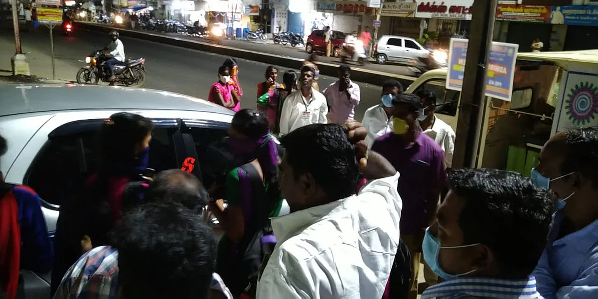 ஊருக்குச் செல்லமுடியாமல் தவித்த மாணவிகள்!