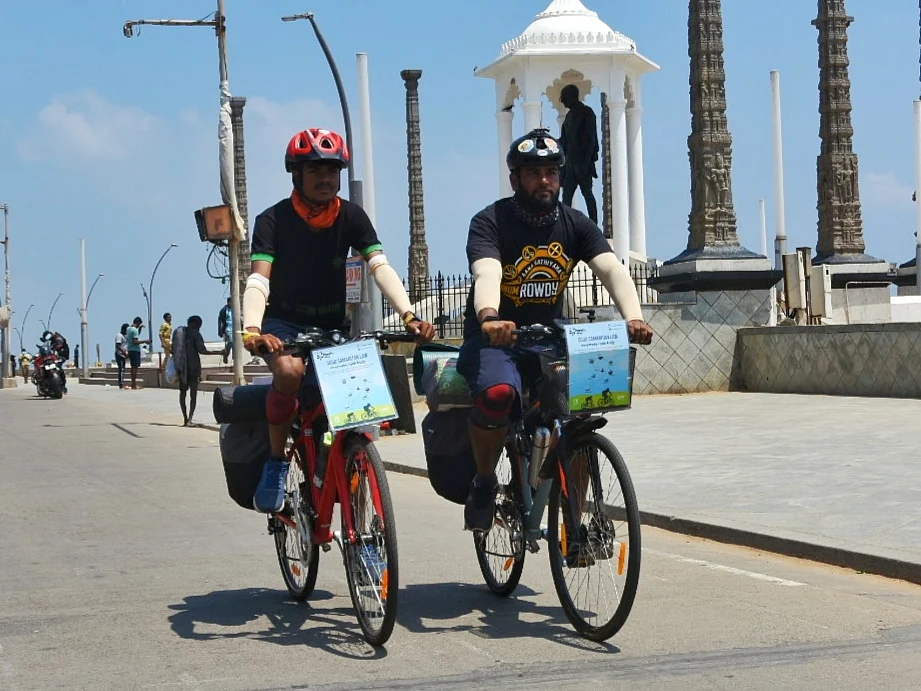`தினசரி 100 டு 150 கி.மீ!’- சட்ட விழிப்புணர்வுக்காக இளைஞர்களின் நெகிழவைக்கும் முயற்சி