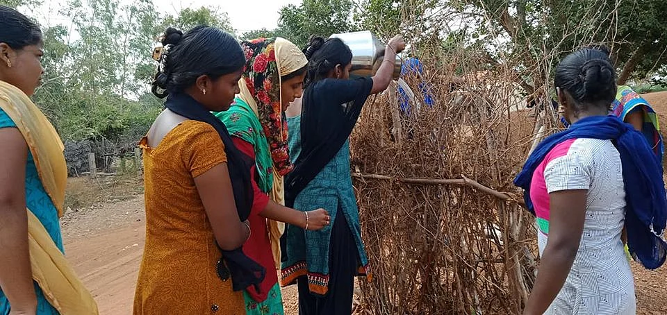 `சுத்தம், சேவை, கரிசனம், கலந்துரையாடல்..!' -கிராமத்தைக் கலக்கிய காரைக்குடி மாணவர்கள்#MyVikatan