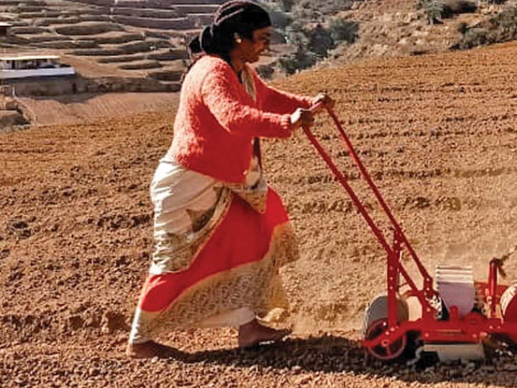துரிதமாக விதைக்கும் கருவி - இளம் பொறியாளர்களின் கண்டுபிடிப்பு!