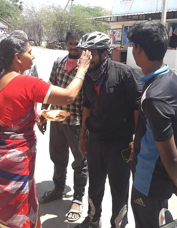 நரேஷ்குமாரை ஆரத்தி எடுத்து வரவேற்ற தாய்