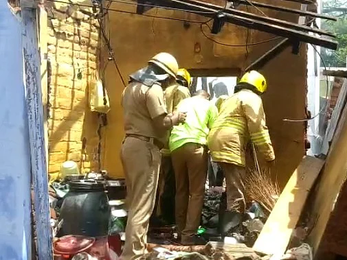 `வீட்டிலேயே நாட்டு வெடி தயாரிப்பு; திடீர் விபத்து!' - பெரியகுளத்தில் தாய், மகளுக்கு நேர்ந்த சோகம்