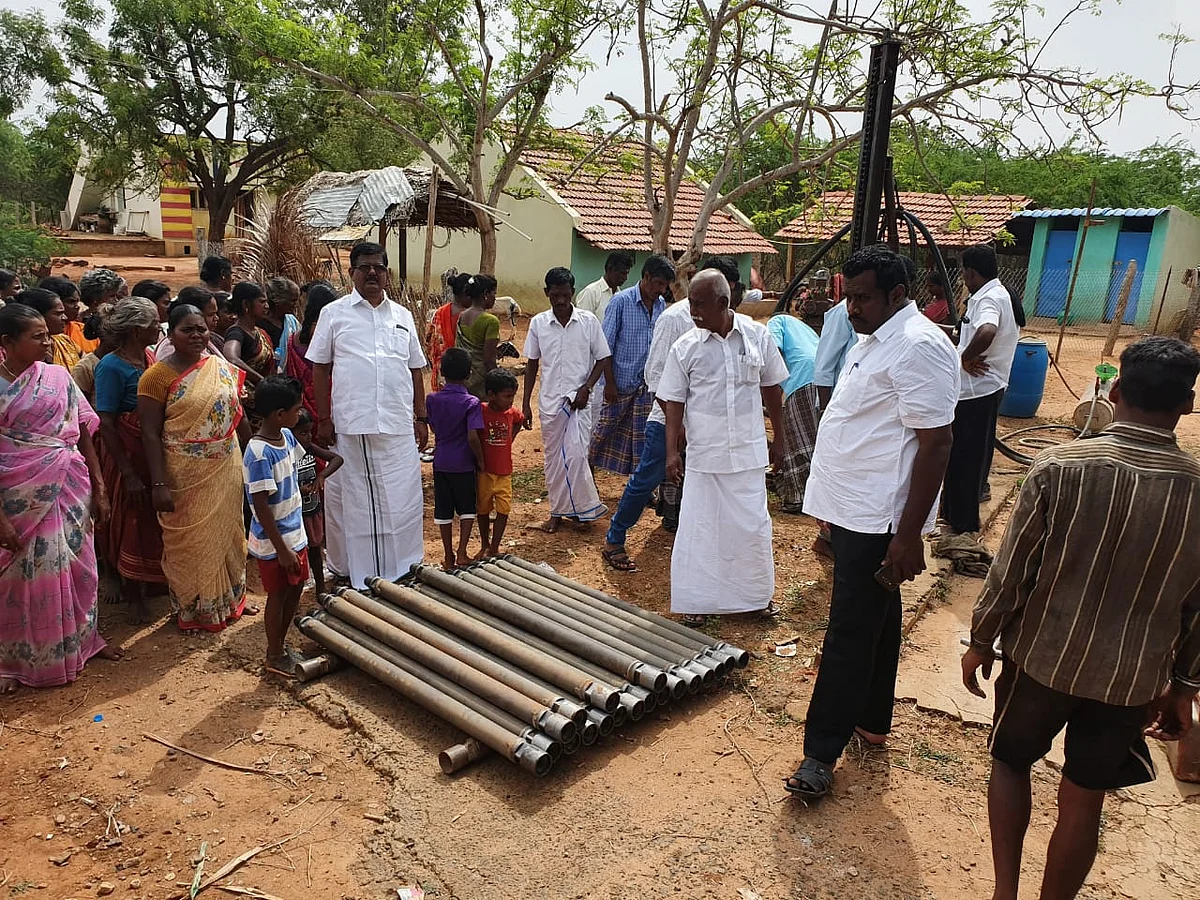 கிராமங்களுக்கு ஆழ்துளைக் கிணறு அமைக்கும் பணியில்