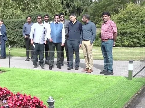 வெளிநாட்டில் எடப்பாடி பழனிசாமி சுற்றுப்பயணம்