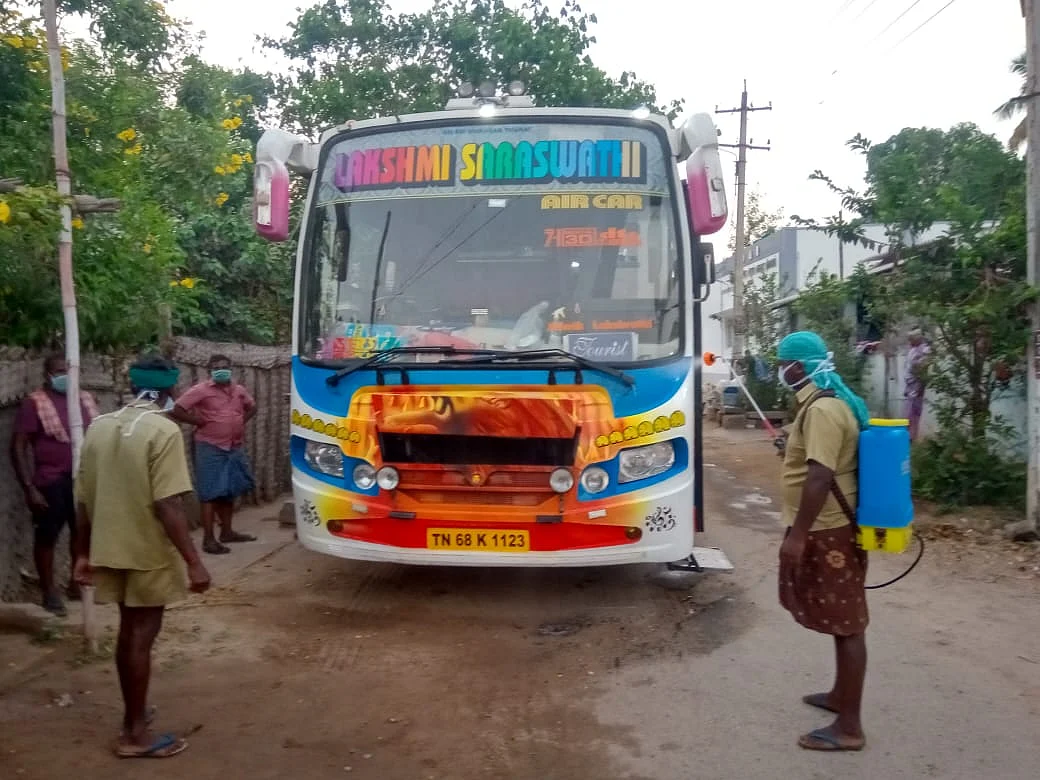 சுற்றுலா சென்று வந்த பேருந்தில் கிருமிநாசினி தெளிப்பு