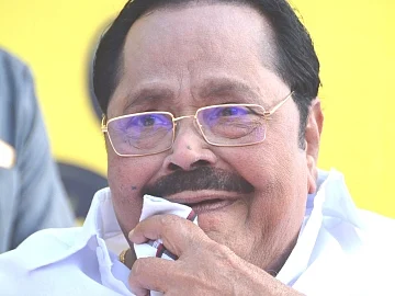 `சட்டவிரோதமாக உறிஞ்சப்பட்ட நிலத்தடி நீர்!’ - துரைமுருகனின் குடிநீர் ஆலைக்கு சீல் வைத்த அதிகாரிகள்