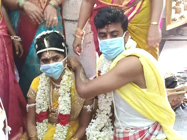 `போலீஸ் கெடுபிடி; 10 பேர் மட்டுமே பங்கேற்பு!’ - முகக்கவசம் அணிந்து தாலி கட்டிய மாப்பிள்ளை #corona