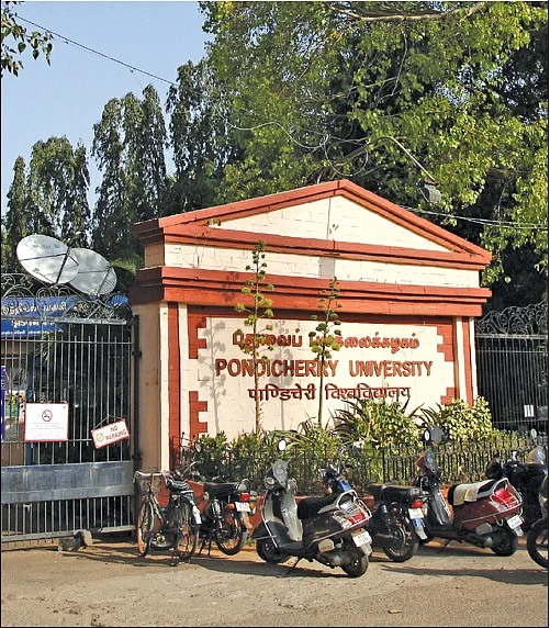 புதுவைப் பல்கலைக்கழக மாணவர்கள்