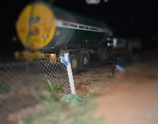நிலத்தடி நீர் எடுத்துச் செல்லும் டேங்கர் லாரி