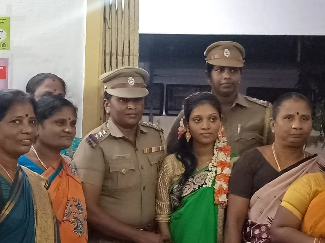 இன்ஸ்பெக்டர் ராஜேஸ்வரியுடன் மணமகள் பிரியதர்ஷிணி