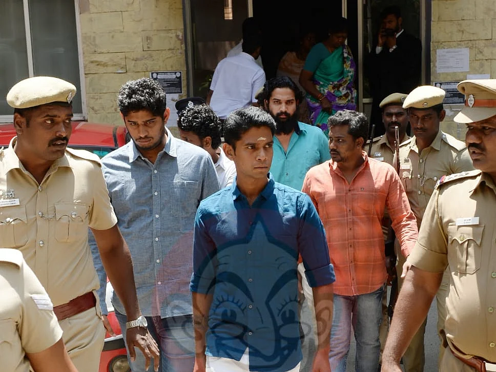 `தோரணையில் மாற்றம்... முகத்தில் மிரட்சி?!' -பொள்ளாச்சி பாலியல் வழக்கில் என்ன நடக்கிறது?