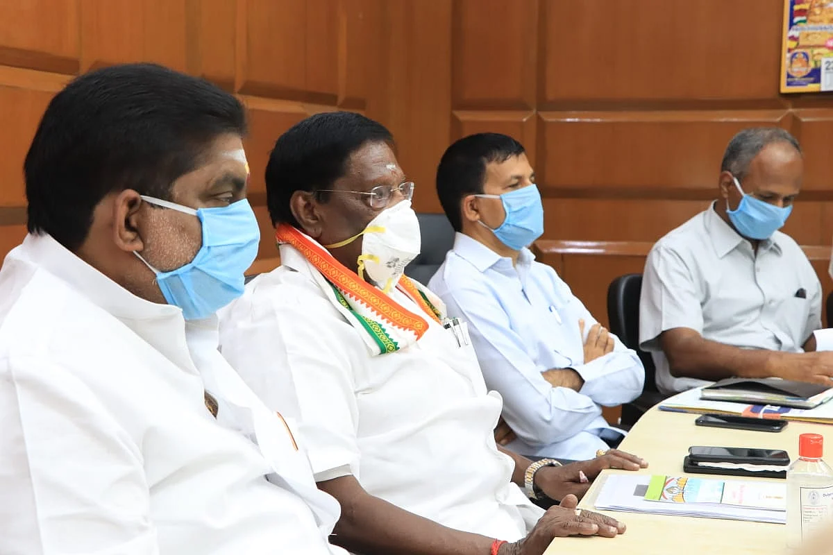 அமைச்சரவைக் கூட்டத்தில் முதல்வர் நாராயணசாமி