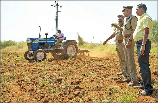உழவுப் பணியை மேற்பார்வையிடுதல்