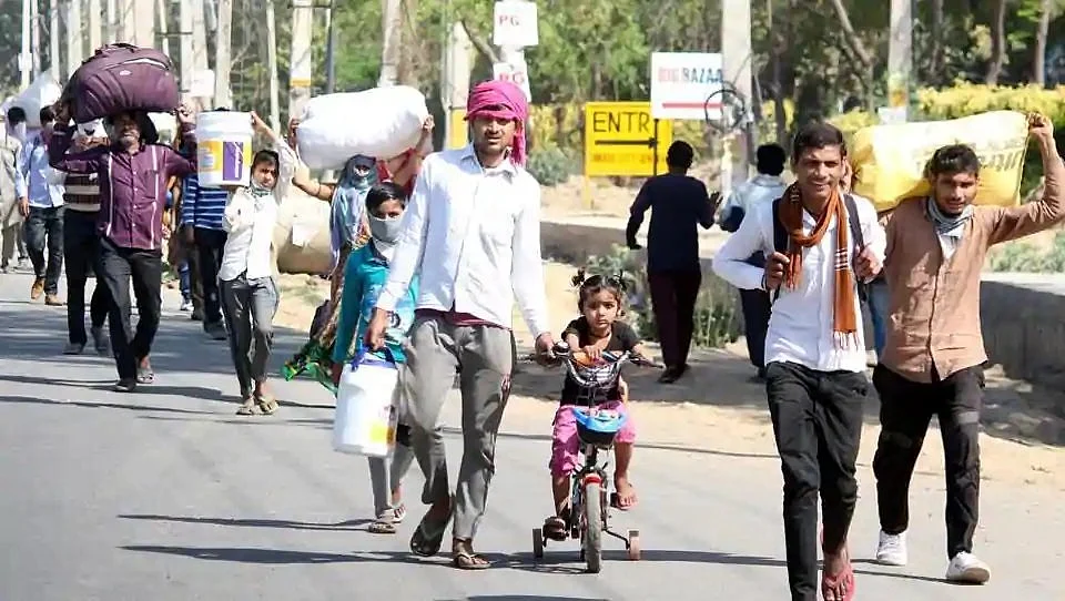 நடந்தே செல்லும் தொழிலாளர்கள்