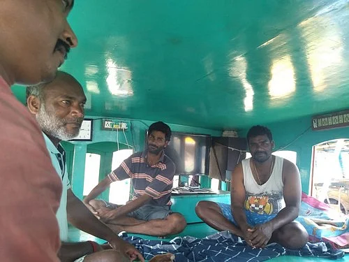 படகினுள் மீனவர்கள்