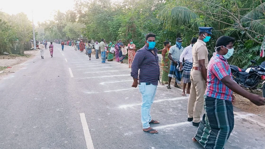 உதவி பெறும் மக்கள்