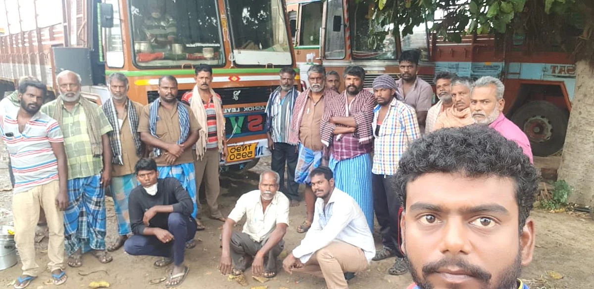 உணவளித்து உதவி செய்த லாரி ஓட்டுநர்கள்