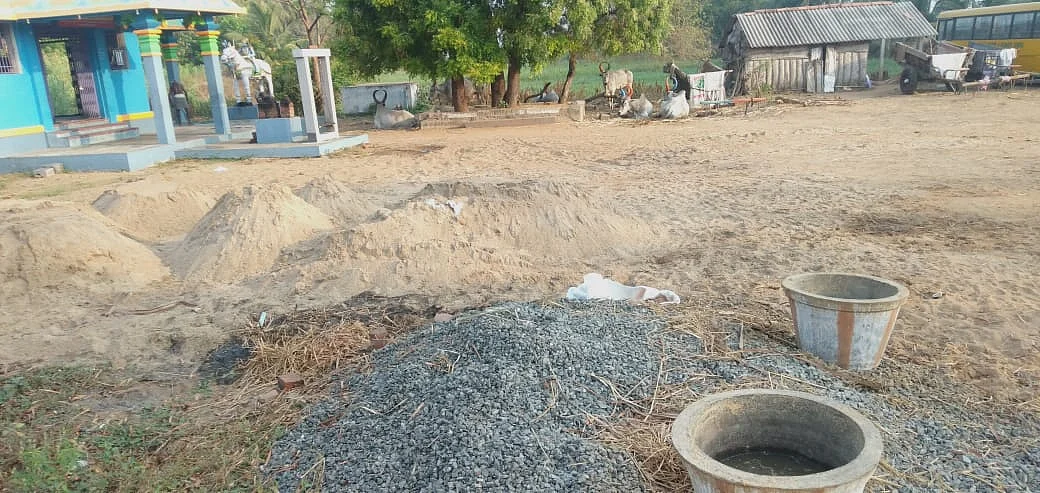 காவிரியில் அள்ளப்பட்ட மணல்