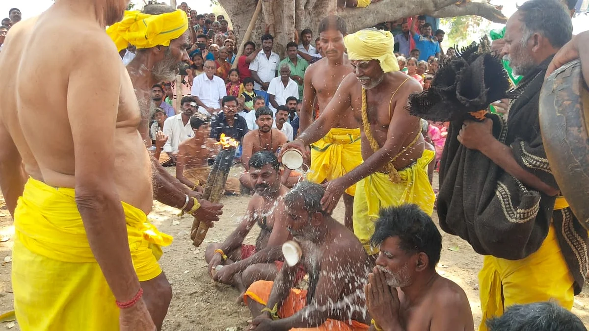 தலையில் தேங்காய் உடைக்கும் பூசாரி