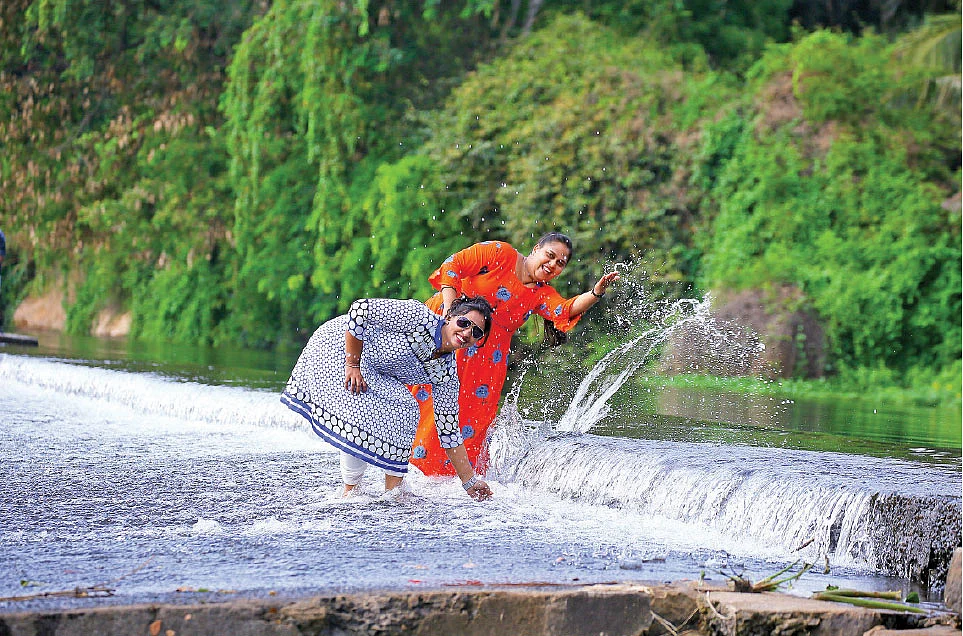 ஆத்துப்பாறை நீரில் நனைந்தால், எல்லாருமே குழந்தைதான்!