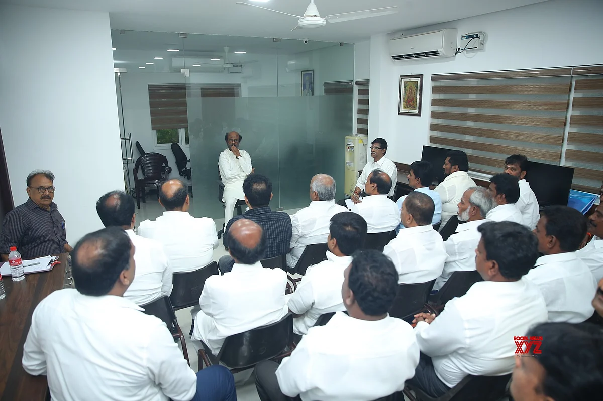 மாவட்ட நிர்வாகிகள் கூட்டத்தில் ரஜினி