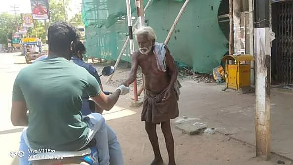 உணவு கொடுக்கும் இளைஞர்கள்