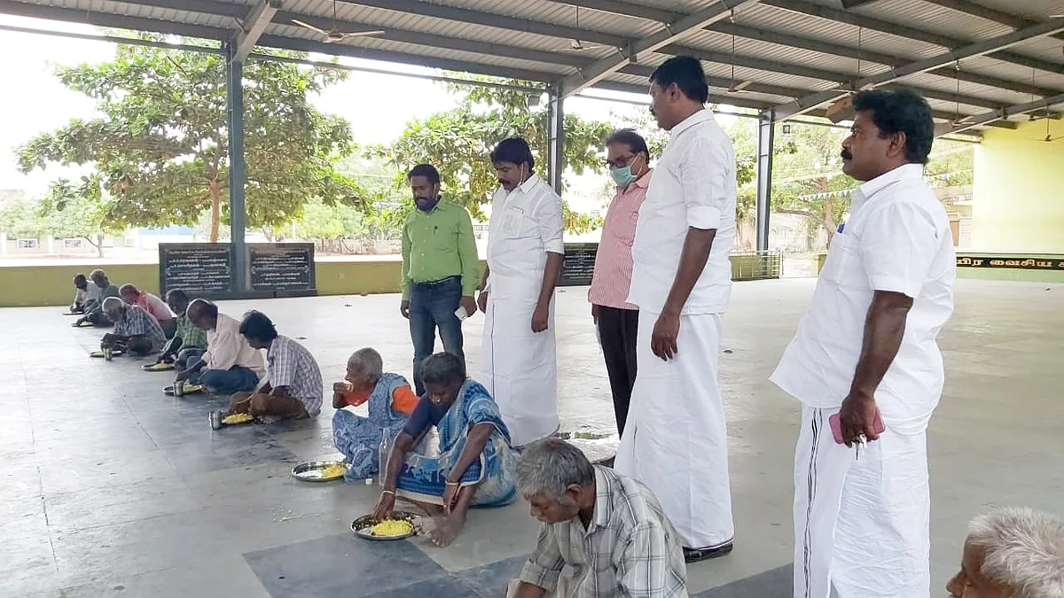 முகாம்களில் உணவருந்தும் ஆதரவற்றோர்