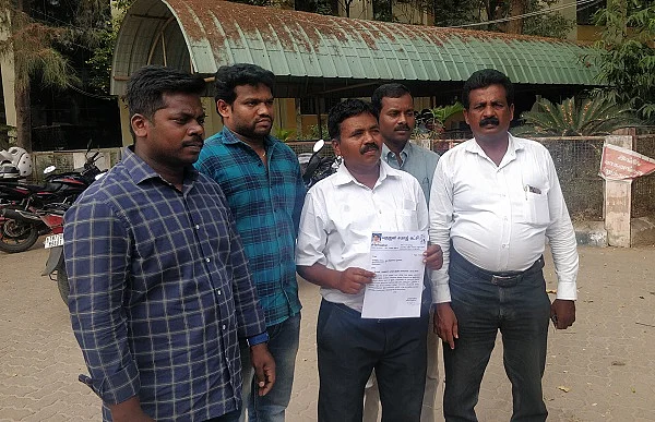 ஆட்சியரிடம் மனு அளிக்க வந்தவர்கள்